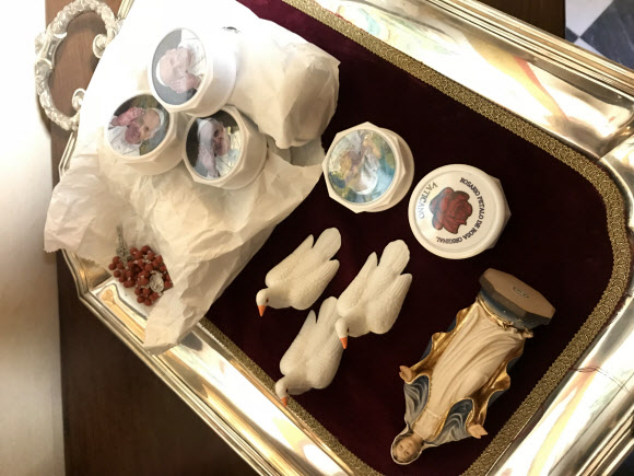 프란치스코 교황이 문 대통령이 전달한  전달한 평화의 선물