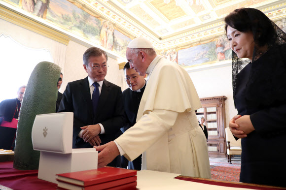 프란치스코 교황, 문 대통령에게 올리브 가지 선물