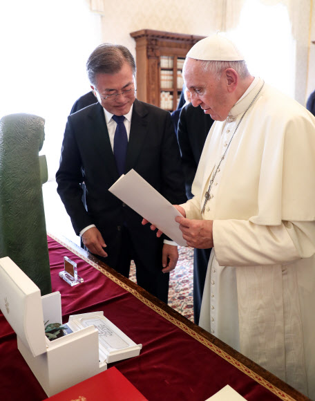 프란치스코 교황, 문 대통령에게 올리브 가지 선물