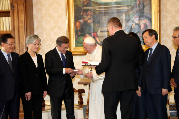 프란치스코 교황에게 선물받는 문 대통령