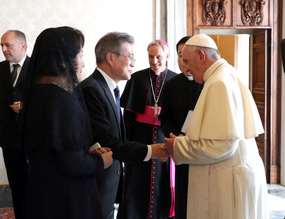 문 대통령 배웅하는 프란치스코 교황