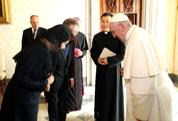 고개 숙여 인사 나누는 문 대통령과 프란치스코 교황