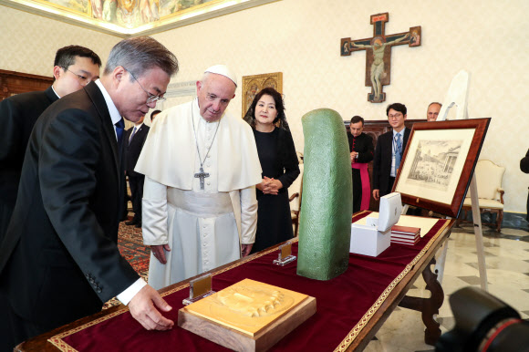 文, 성모마리아상·예수 그리스도 부조 선물… 교황은 묵주·올리브 가지 ‘답례’