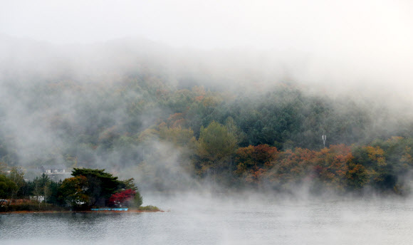 19일 오전 강원 춘천시 서면 오월리 인근 북한강 위로 물안개가 피어오르고 있다. 2018.10.19  연합뉴스