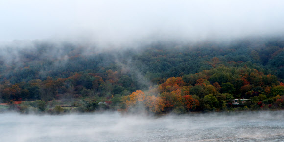19일 오전 강원 춘천시 서면 오월리 인근 북한강 위로 물안개가 피어오르고 있다. 2018.10.19  연합뉴스