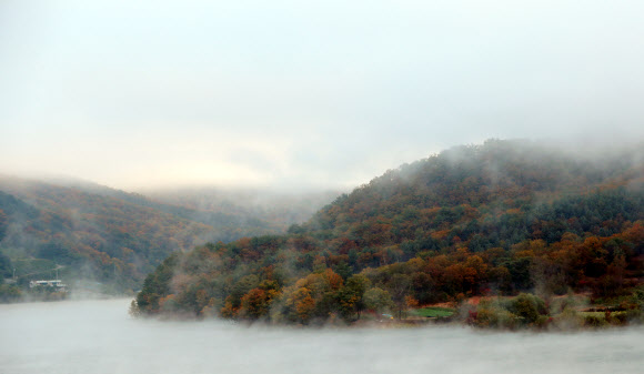 19일 오전 강원 춘천시 서면 오월리 인근 북한강 위로 물안개가 피어오르고 있다. 2018.10.19  연합뉴스