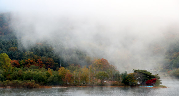 19일 오전 강원 춘천시 서면 오월리 인근 북한강 위로 물안개가 피어오르고 있다. 2018.10.19  연합뉴스