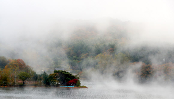 19일 오전 강원 춘천시 서면 오월리 인근 북한강 위로 물안개가 피어오르고 있다. 2018.10.19  연합뉴스