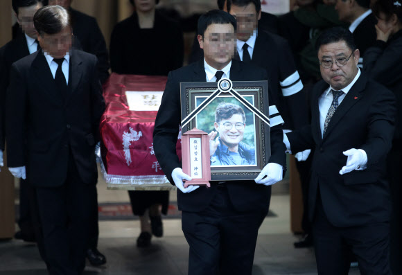 히말라야 다울라기리 산군(山群) 구르자히말 남벽 직등 신루트 개척에 나섰다가 참변을 당한 ‘2018 코리안웨이 구르자히말 원정대’ 김창호 대장의 시신이 19일 오전 서울 서초구 서울성모병원 장례식장에서 장지로 운구되고 있다. 2018.10.19  연합뉴스