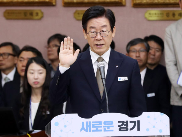 이재명 경기도지사가 19일 오전 경기도 수원시 팔달구 경기도청에서 열린 국회 행정안전위원회의 경기도에 대한 국정감사에서 증인선서를 하고 있다. 2018.10.19  연합뉴스