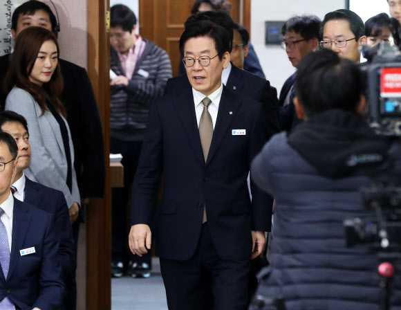 이재명 경기도지사가 19일 오전 경기도 수원시 팔달구 경기도청에서 열린 국회 행정안전위원회의 경기도에 대한 국정감사장에 입장하고 있다. 2018.10.19  연합뉴스