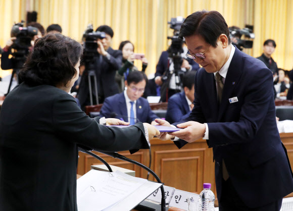 이재명 경기도지사가 19일 오전 경기도 수원시 팔달구 경기도청에서 열린 국회 행정안전위원회의 경기도에 대한 국정감사에서 증인선서문을 인재근 위원장에게 전달하고 있다. 2018.10.19  연합뉴스