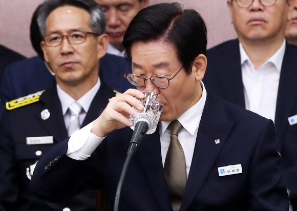 이재명 경기도지사가 19일 오전 경기도 수원시 팔달구 경기도청에서 열린 국회 행정안전위원회의 경기도에 대한 국정감사에서 물을 마시고 있다. 2018.10.19  연합뉴스