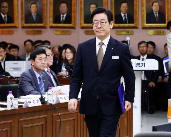 이재명 경기도지사가 19일 오전 경기도 수원시 팔달구 경기도청에서 열린 국회 행정안전위원회의 경기도에 대한 국정감사에서 증인선서를 마치고 선서문을 전달하기 위해 이동하고 있다. 2018.10.19  연합뉴스