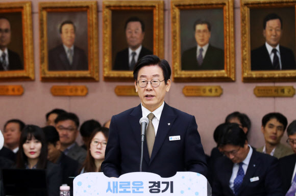 이재명 경기도지사가 19일 오전 경기도 수원시 팔달구 경기도청에서 열린 국회 행정안전위원회의 경기도에 대한 국정감사에서 업무보고를 하고 있다. 2018.10.19  연합뉴스