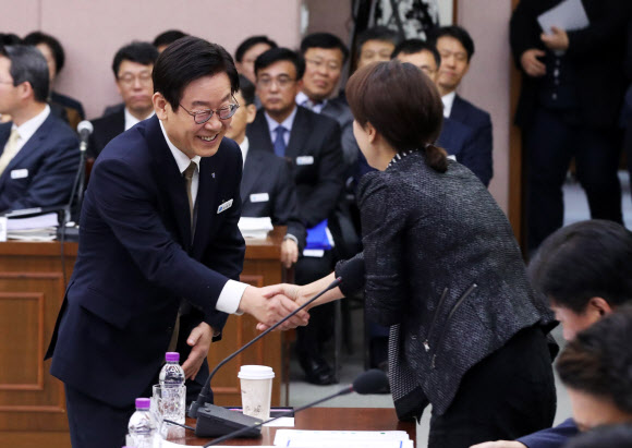 이재명 경기도지사가 19일 오전 경기도 수원시 팔달구 경기도청에서 열린 국회 행정안전위원회의 경기도에 대한 국정감사에서 더불어민주당 이재정 의원과 악수를 하고 있다. 2018.10.19  연합뉴스