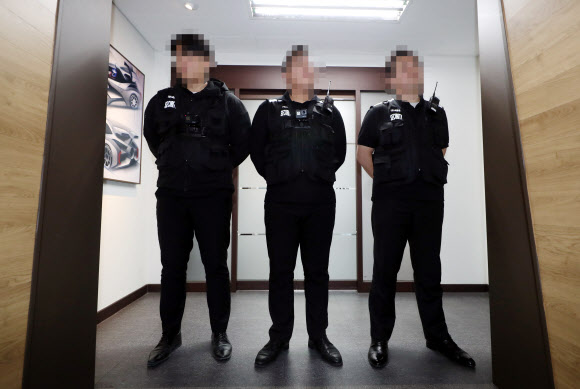 한국지엠(GM) 주주총회가 열릴 예정인 19일 오후 주주총회 장소로 알려진 인천시 부평구 한국지엠 부평공장 본사 건물 사장실 입구를 보안요원들이 막고 있다. 한국지엠은 이날 주주총회를 소집해 글로벌 제품 연구개발을 전담할 신설 법인 설립 안건을 통과시킬 예정이며 한국지엠 노조원들은 이를 저지할 계획이다. 2018.10.19  연합뉴스