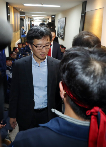 한국지엠(GM) 주주총회가 열릴 예정인 19일 오후 산업은행 관계자들이 한국지엠 주주총회 장소로 알려진 인천시 부평구 한국지엠 부평공장 본사 사장실로 진입하려다가 한국지엠 노조원들에게 막혀 되돌아가고 있다. 한국지엠은 이날 주주총회를 소집해 글로벌 제품 연구개발을 전담할 신설 법인 설립 안건을 통과시킬 예정이며 한국지엠 노조원들은 이를 저지할 계획이다. 2018.10.19  연합뉴스