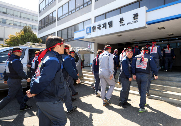 한국지엠(GM) 주주총회가 열릴 예정인 19일 오후 전국금속노동조합 한국지엠지부 노조원들이 주주총회 장소로 알려진 인천시 부평구 한국지엠 부평공장 본사 건물 내부로 들어서고 있다. 한국지엠은 이날 주주총회를 소집해 글로벌 제품 연구개발을 전담할 신설 법인 설립 안건을 통과시킬 예정이며 한국지엠 노조원들은 이를 저지할 계획이다. 2018.10.19  연합뉴스