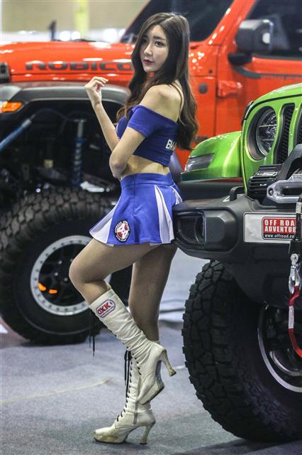 19일 오후 경기도 일산시 킨텍스에서 열린 ‘2018 오토위크’에서 모델들이 포즈를 취하고 있다.  ‘2018 오토위크’는 국내 최대 자동차 애프터마켓 전시회로 213개사 1250부스가 참가해 자동차 튜닝 및 정비부터 전기차 등 자동차 산업의 현재와 미래를 한자리에서 소개한다. 이번 전시회는 오는 21일까지 계속된다. 2018.10.19 뉴스1