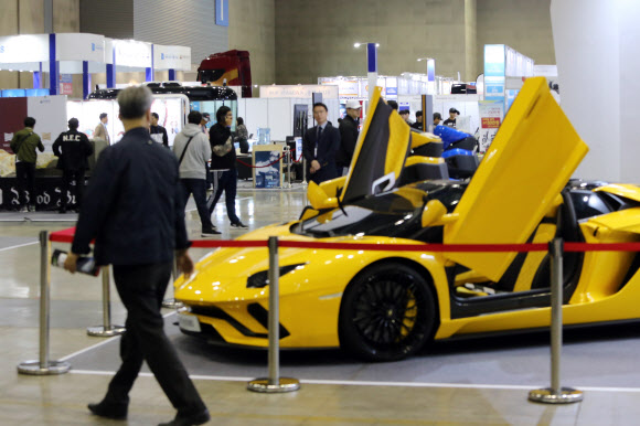 19일 고양 킨텍스 제1전시장에서 열린 ‘2018 오토위크’. 이번 행사는 21일까지 이어진다. 2018.10.19  연합뉴스