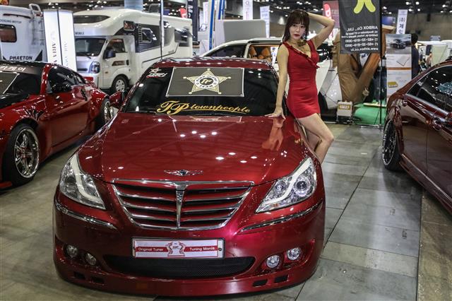 19일 오후 경기도 일산시 킨텍스에서 열린 ‘2018 오토위크’에서 모델들이 포즈를 취하고 있다.  ‘2018 오토위크’는 국내 최대 자동차 애프터마켓 전시회로 213개사 1250부스가 참가해 자동차 튜닝 및 정비부터 전기차 등 자동차 산업의 현재와 미래를 한자리에서 소개한다. 이번 전시회는 오는 21일까지 계속된다. 2018.10.19 뉴스1