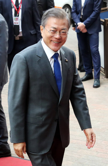 문재인 대통령이 19일 오전(현지시간) 벨기에 브뤼셀 유럽연합이사회 본부에서 열린 ASEM 정상회의에 도착해 밝은 표정으로 입장하고 있다. 2018.10.19  연합뉴스