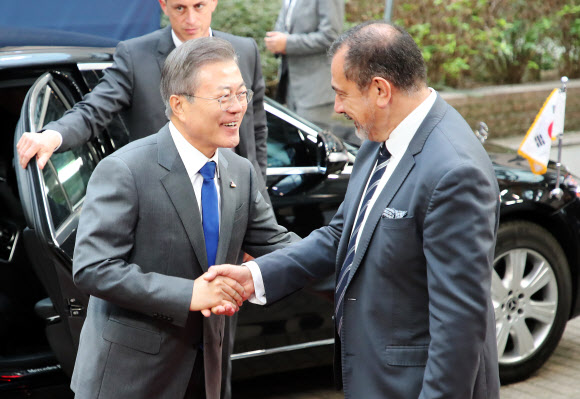 문재인 대통령이 19일 오전(현지시간) 벨기에 브뤼셀 유럽연합이사회 본부에서 열린 ASEM 정상회의에 도착해 관계자와 인사를 나누고 있다. 2018.10.19  연합뉴스