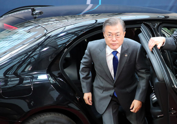 문재인 대통령이 19일 오전(현지시간) 벨기에 브뤼셀 유럽연합이사회 본부에서 열린 ASEM 정상회의에 도착해 차량에서 내리고 있다. 2018.10.19  연합뉴스
