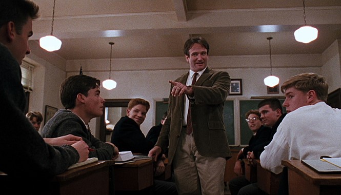 로빈 윌리엄스가 키팅 선생님으로 등장하는 영화 ‘죽은 시인의 사회’의 한 장면