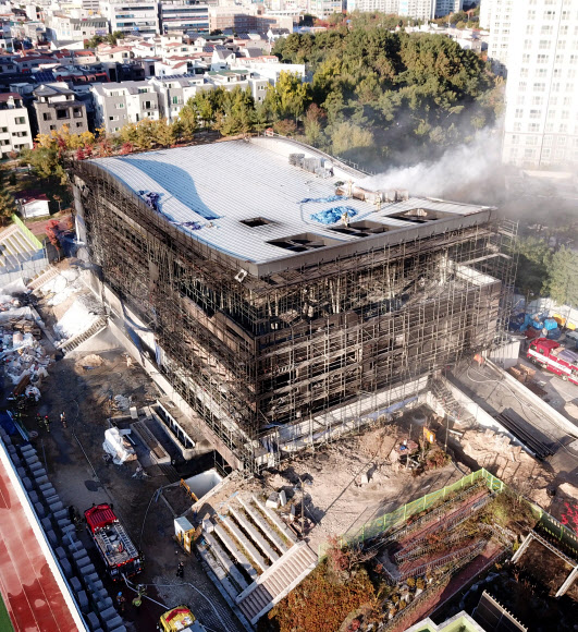 19일 오후 대전시 서구 관저다목적체육관 신축 공사장에서 화재가 발생, 소방당국이 진화작업을 하고 있다. 2018.10.19  연합뉴스
