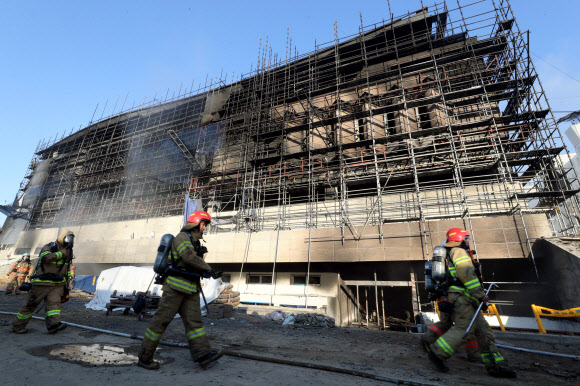 19일 오후 대전 서구 관저동 한 다목적 체육관 신축공사장에서 불이나 건물 전체가 시커멓게 그을려 있다. 2018.10.19  연합뉴스