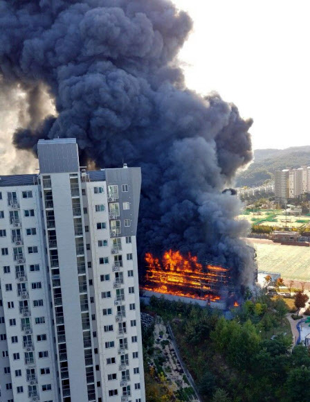 19일 오후 3시 23분께 대전 서구 관저다목적체육관 공사장에서 불이 나 검은 연기가 주변 아파트 단지를 향해 솟구치고 있다. 2018.10.19  연합뉴스