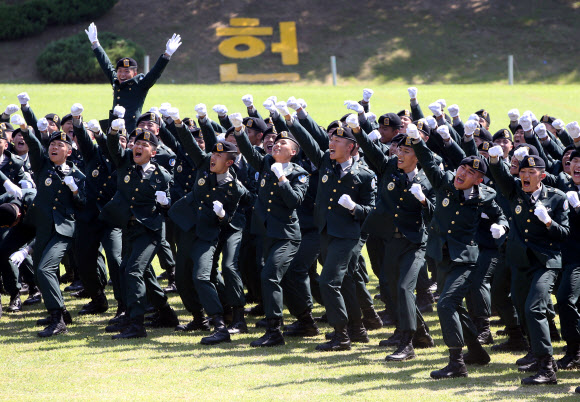 27일 오후 경기 광주 육군 특수전교육단에서 열린 특전부사관 217기 임관식에서 신임 하사들이 조국을 위한 특수임무 수행을 다짐하며 구호를 외치고 있다. 2015.8.27 연합뉴스