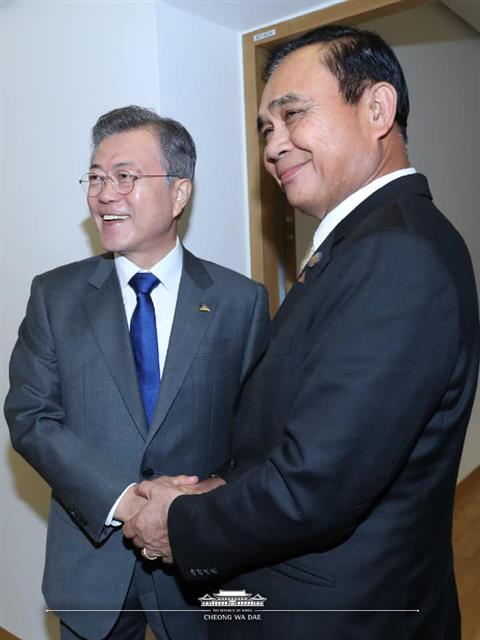 태국 총리와 악수하는 文 대통령 