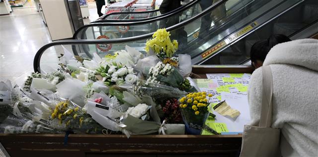 지난 14일 살인 사건이 일어난 서울 강서구의 PC방 앞에서 21일 한 시민이 목숨을 잃은 아르바이트생을 추모하는 메시지를 적고 있다.  뉴스1
