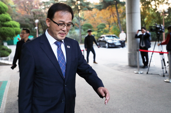 남북 산립협력 회담 남쪽 수석대표를 맡은 박종호 산림처 차장이 22일 오전 서울 종로구 남북회담본부에서 회담장소인 개성 남북공동연락사무소로 출발하고 있다. 2018. 10. 22  사진공동취재단