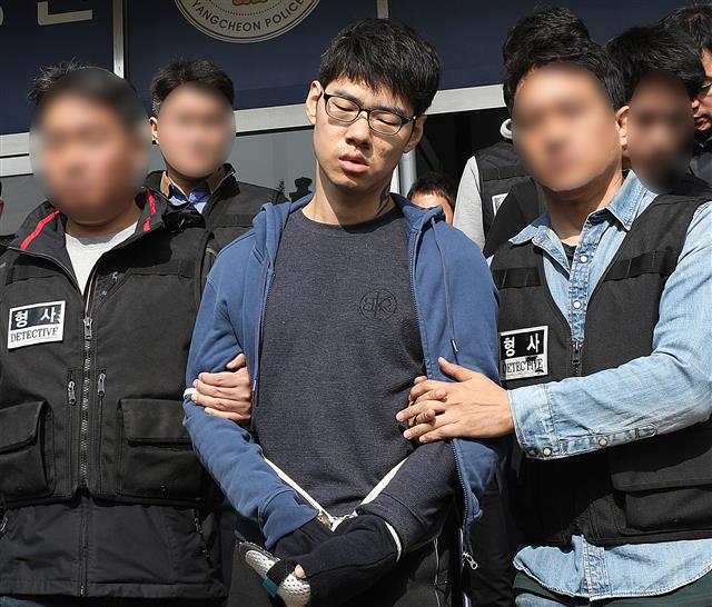 PC방 아르바이트생을 살해한 혐의로 구속된 피의자 김성수(29)가 22일 오전 정신감정을 받기 위해 서울 강서경찰서에서 국립법무병원 치료감호소로 이송되고 있다.김성수는 지난 14일 서울 강서구의 PC방에서 서비스가 불친절하다는 이유로 아르바이트생을 흉기로 찔러 살해한 혐의를 받고 있으며 경찰은 이날 김성수의 얼굴과 성명, 나이를 공개하기로 결정했다. 2018.10.22<br>뉴스1