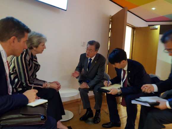 ASEM 회의장에서 영국 메이 총리를 만난 문재인 대통령.  수 많은 세계 정상들이 모이는 분주한 다자 회의장에서는 이렇게 간소한 장소에서 각국 정상들이 중요한 국제 문제를 논의하기도 합니다. 청와대제공