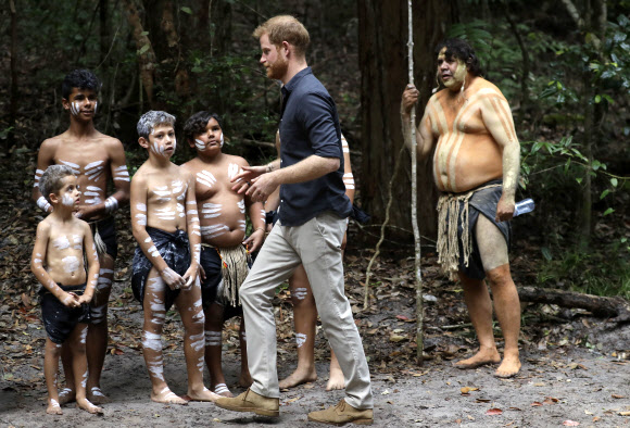 영국의 해리 왕자가 22일(현지시간) 호주 퀸즈랜드 프레이저 아일랜드에서 원주민들을 만나고 있다. AP 연합뉴스