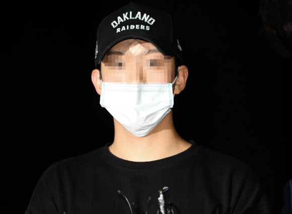 구하라(27)씨의 남자친구 A씨가 17일 서울 강남경찰서에 출두하고 있다. 2018.9.17  연합뉴스 