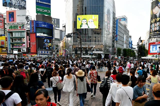 일본을 찾는 외국인 방문객이 급격하게 늘어나면서 이른바 ‘관광공해’의 부작용이 곳곳에서 나타나고 있다. 도쿄의 번화가 시부야의 경우는 밀려드는 인파가 빚어내는 혼잡함 자체가 관광상품이 됐지만, 많은 주거 중심지역에서는 외지인들로 인한 주민들의 불편과 불만이 이어지고 있다.
