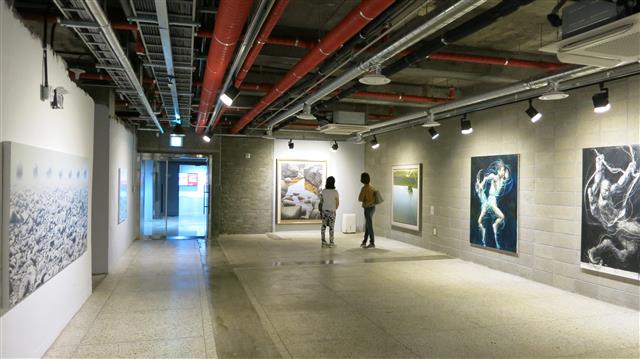 관람객들이 지하 1층 갤러리에서 전시된 작품들을 둘러보고 있다. 오래전 제주병원 영안실로 쓰였던 곳이지만 지금은 제주에서도 손꼽히는 정상급 갤러리로 변모했다.