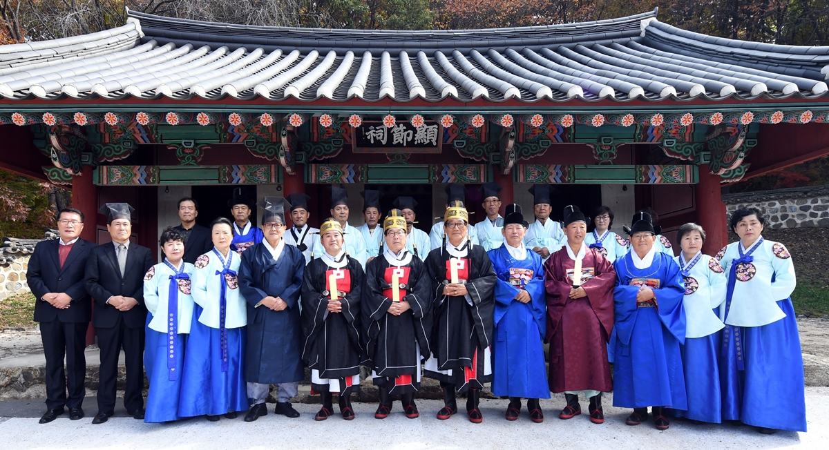 이날 제향식에는 현절사 도유사를 비롯해 신동헌(앞줄 7번째) 광주시장·유림·시민 등 150여명이 참석했다.제향행사 초헌관으로 신동헌 시장, 아헌관에는 박현철 시의회 의장, 종헌관은 이창희 광주문화원장이 맡아 제를 올렸다. (광주시 제공) 