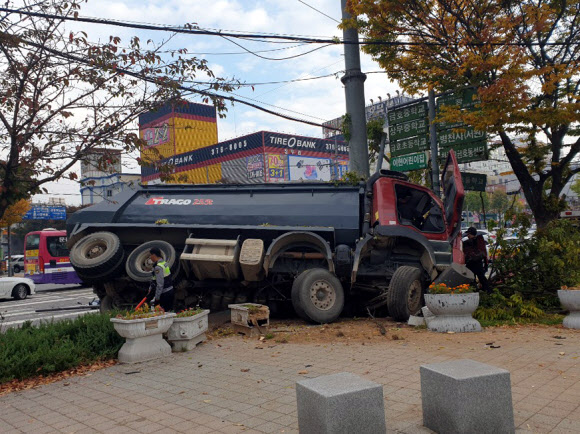 덤프트럭이 출근길 인도 덮쳐