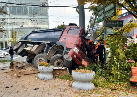 출근길 인도 덮친 덤프트럭