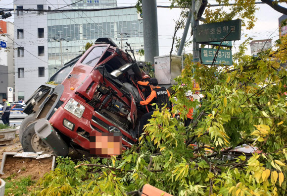 출근길 인도 위로 넘어진 덤프트럭