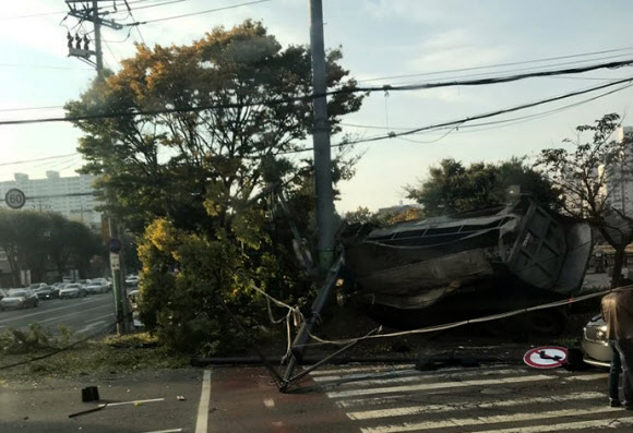 덤프트럭이 출근길 인도 위로 넘어져