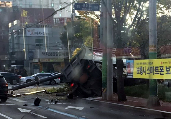 덤프트럭이 출근길 횡단보도 앞 넘어져
