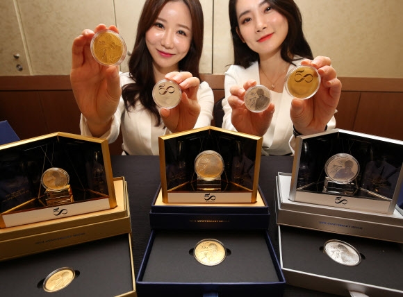 ‘가왕’ 조용필 50주년 기념메달 공개